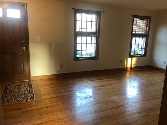 5th image of 4 Lois Ln Unit 4