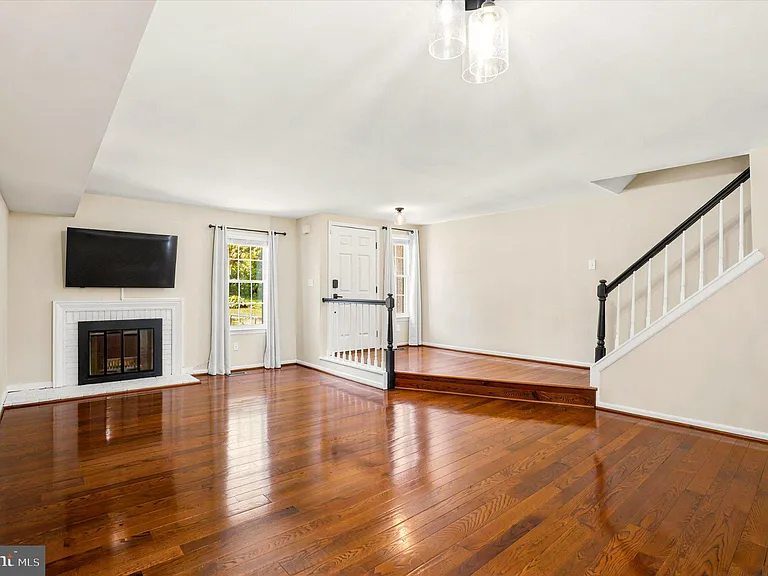 706 Andover Ct — Photo 4