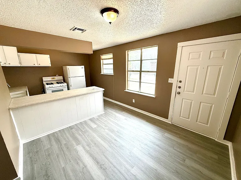 1827 E Highland Blvd — Photo 4
