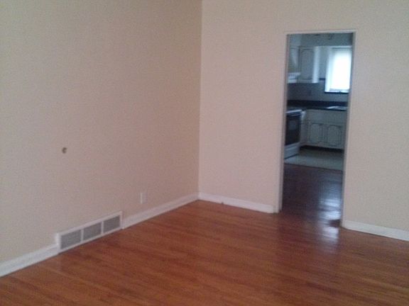 3rd image of 3965 Canterbury Dr APT B