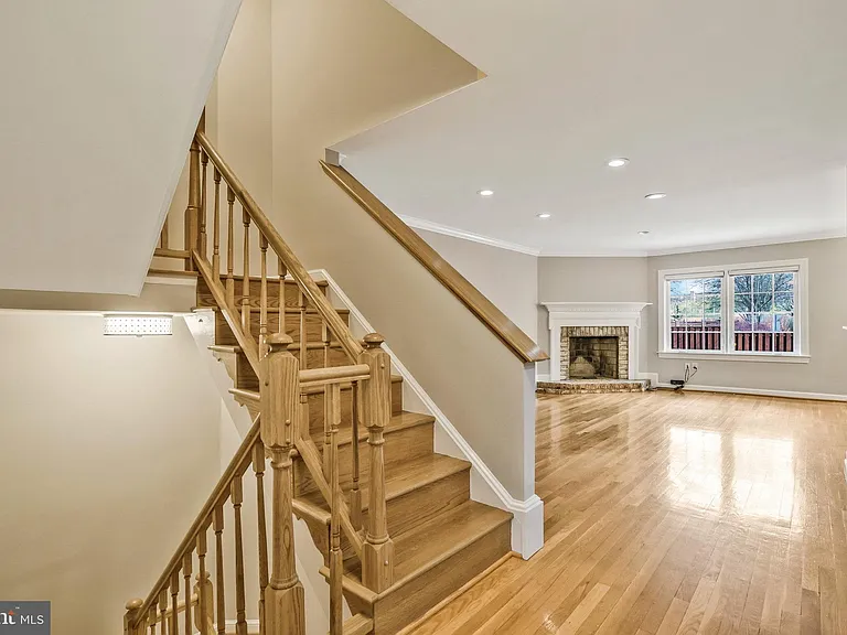 6366 Brampton Ct — Photo 11