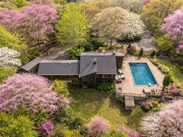 16 Wadsworth Ln, Dartmouth, MA 02748