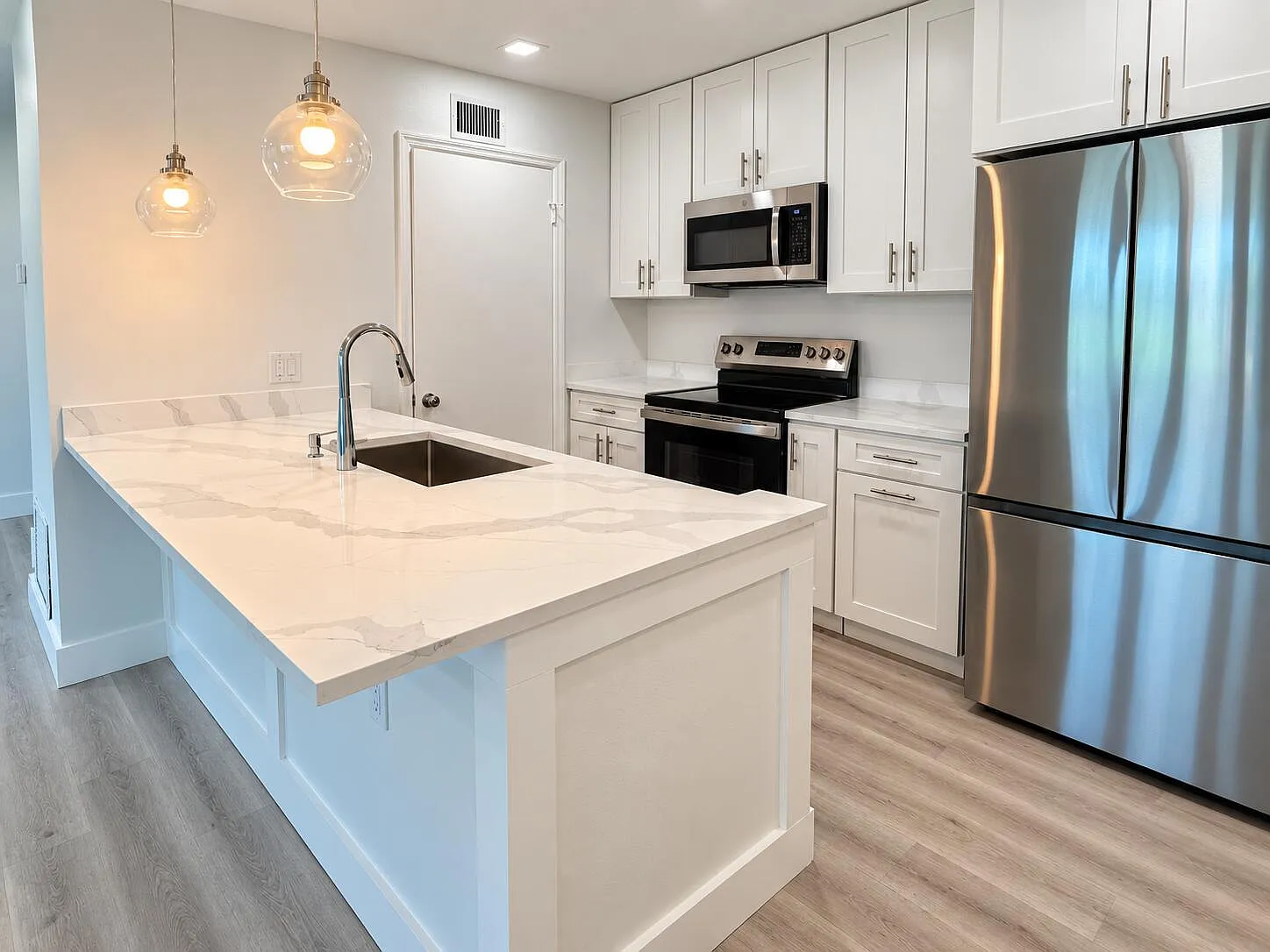 2 bed, 1.0 bath, 758 sqft, $1,995 — Photo 2