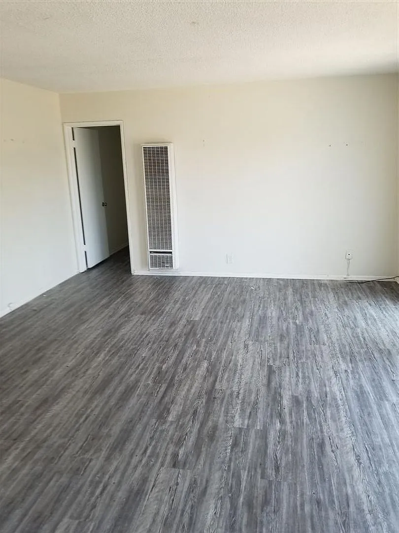 1504 S Fairfax Apartments — Photo 4