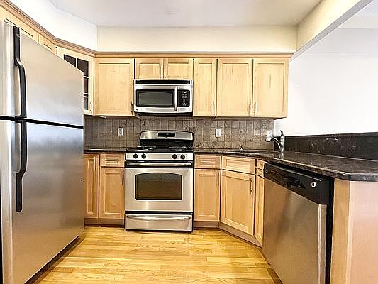 3rd image of 2325 31st Ave #3A