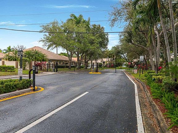 3rd image of 5211 Grande Palm Cir