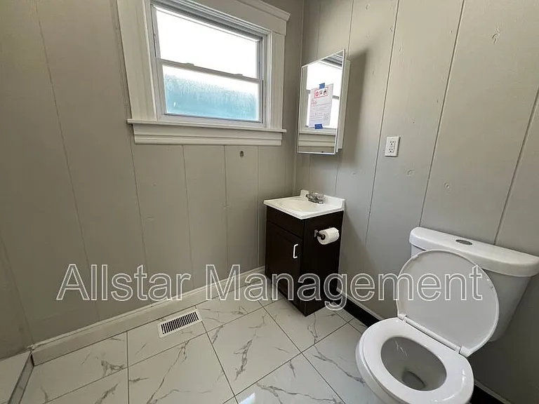 915 East Ave — Photo 14