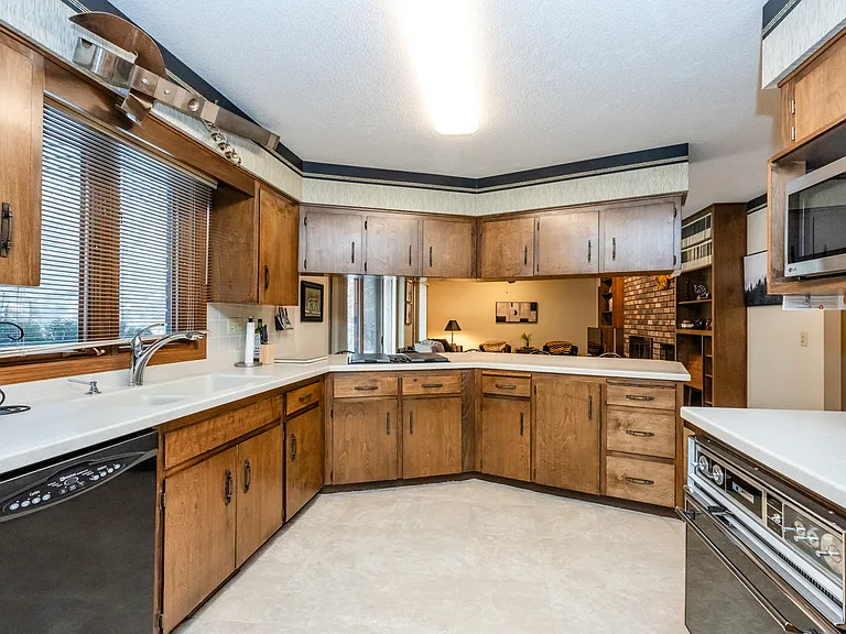 1319 Lewis Ave — Photo 24