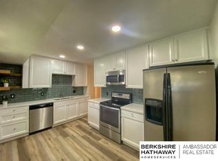7004 Pine Dr, La Vista, NE 68128