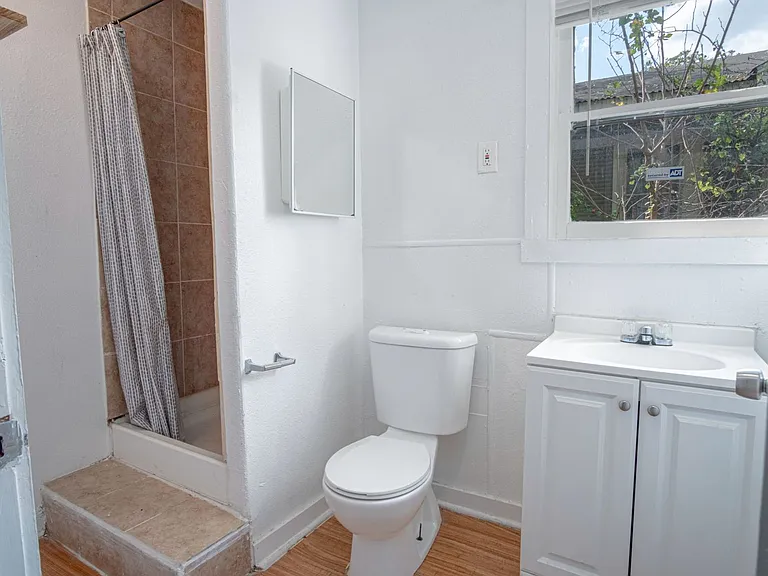 342 Vine — Photo 15