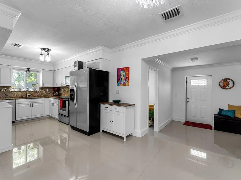 2131 SW 17th St — Photo 14