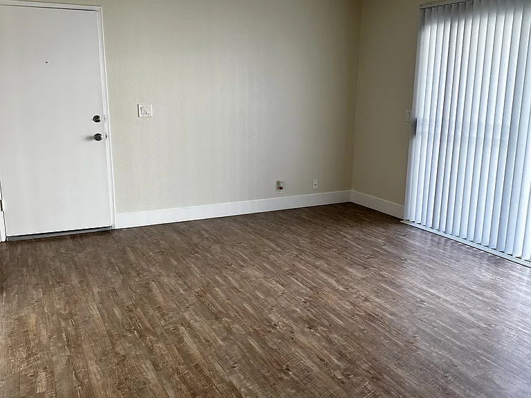 Newport Seacrest Apartments — Photo 10