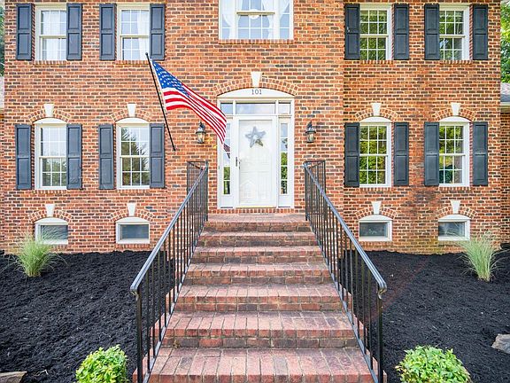 3rd image of 101 Earls Ct
