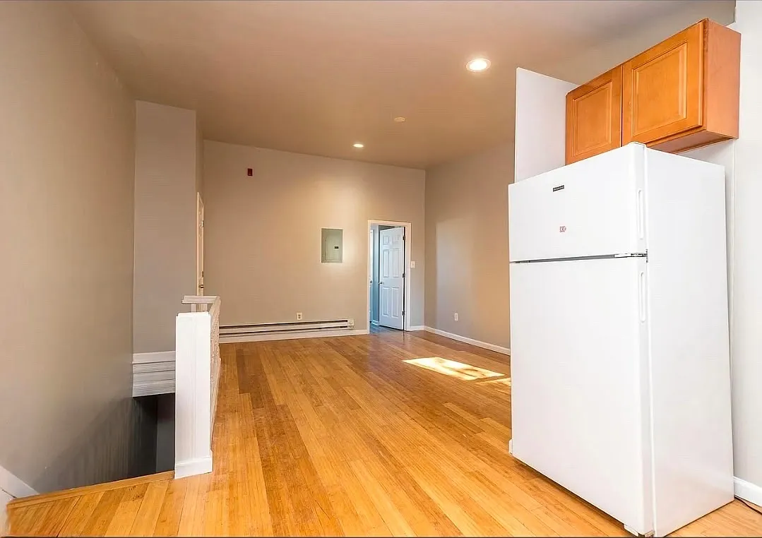2 bed, 900 sqft, $1,350 — Photo 2