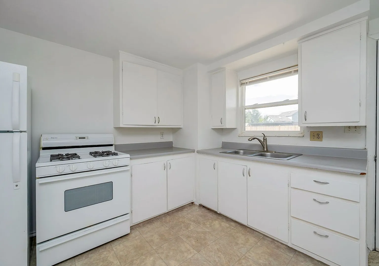 West Jordan Duplex W Carport Available Now!! — Photo 2