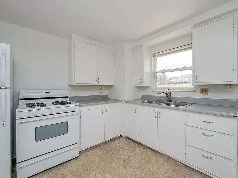 8228 S 1750 W — Photo 2