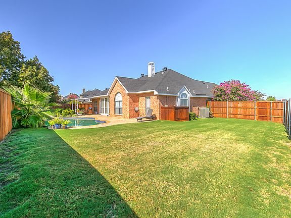 3rd image of 6703 Bluffview Dr