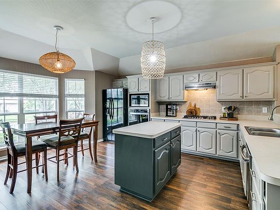3rd image of 1495 Avonlea Dr