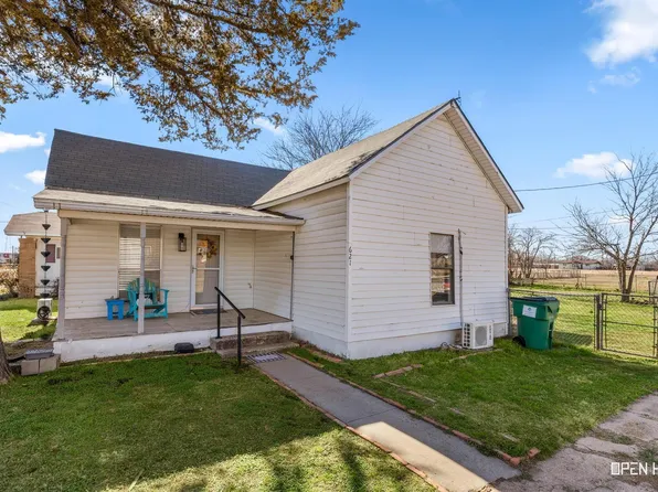 621 N Main St, Electra, TX 76360