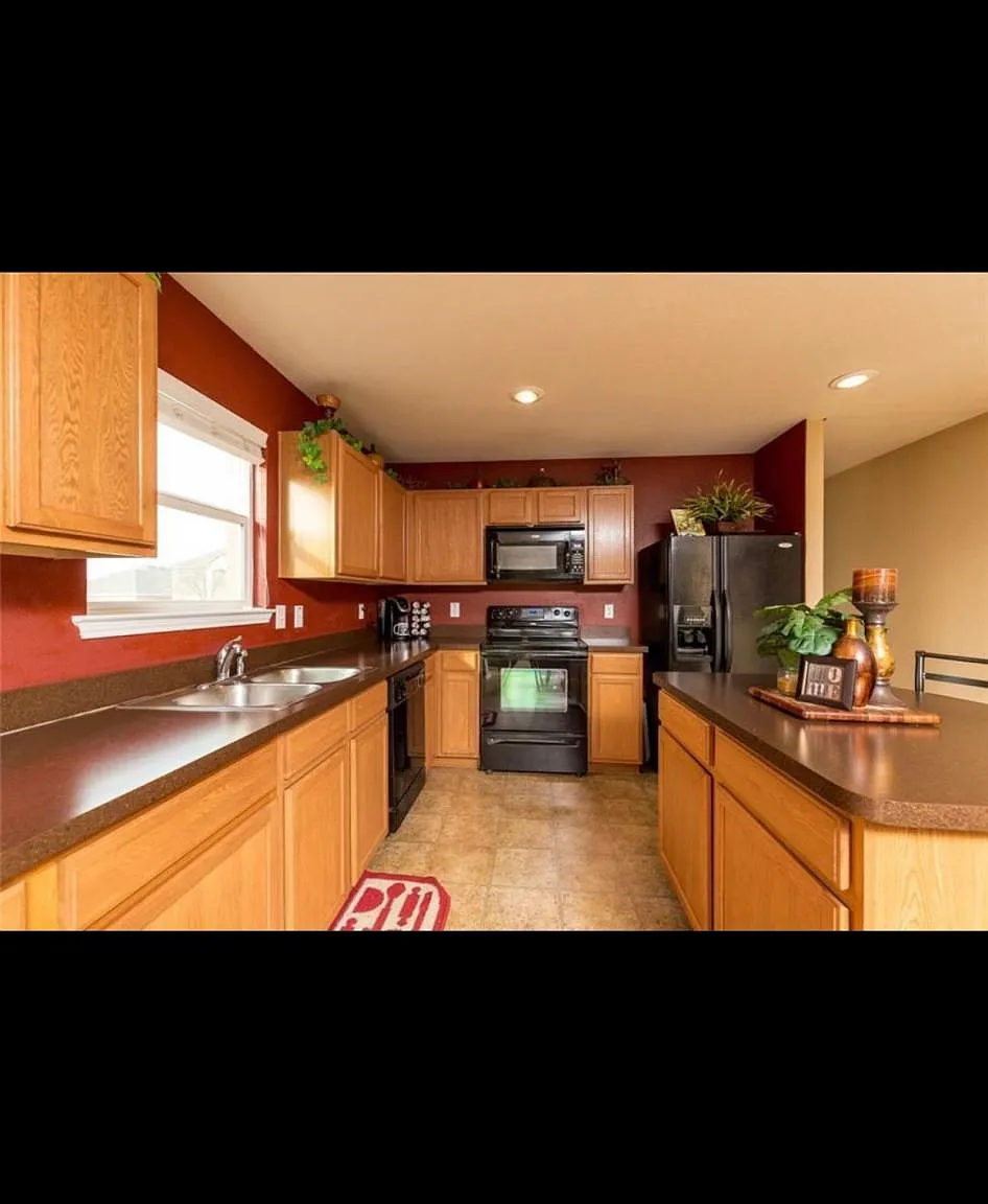 4 bed, 2100 sqft, $2,550 — Photo 3