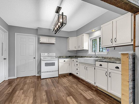 2nd image of 31698 Cedar Crest Trl NE
