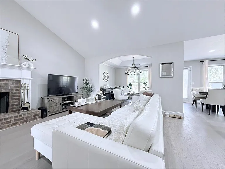 138 Livingston Ct — Photo 6