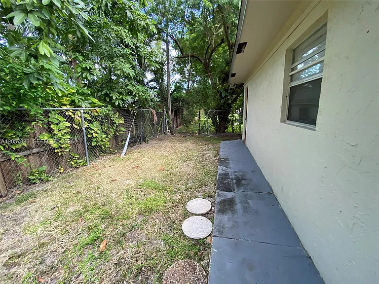 4621 SW 33rd Ave #1 — Photo 16