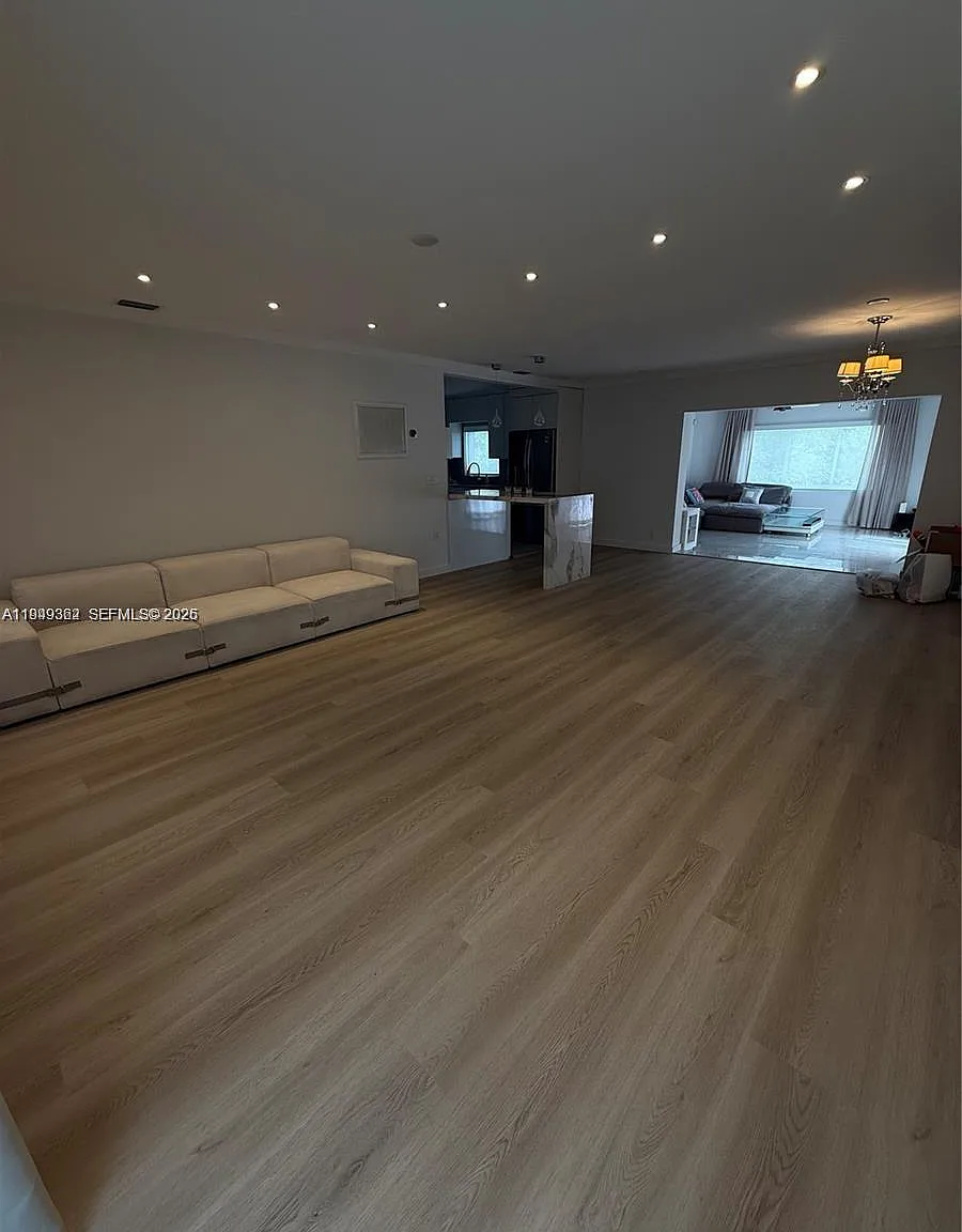 3 bed, 2.0 bath, 1700 sqft, $9,000 — Photo 3