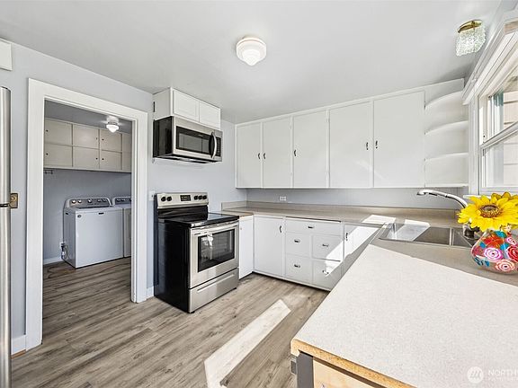 5th image of 3209 Pear Street SE