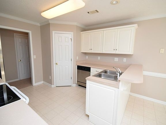 5th image of 443 Saint Julian Pl