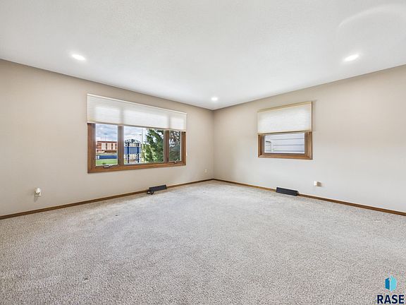 4th image of 2513 S Lake Ave