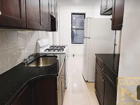 4th image of 14444 Sanford Ave