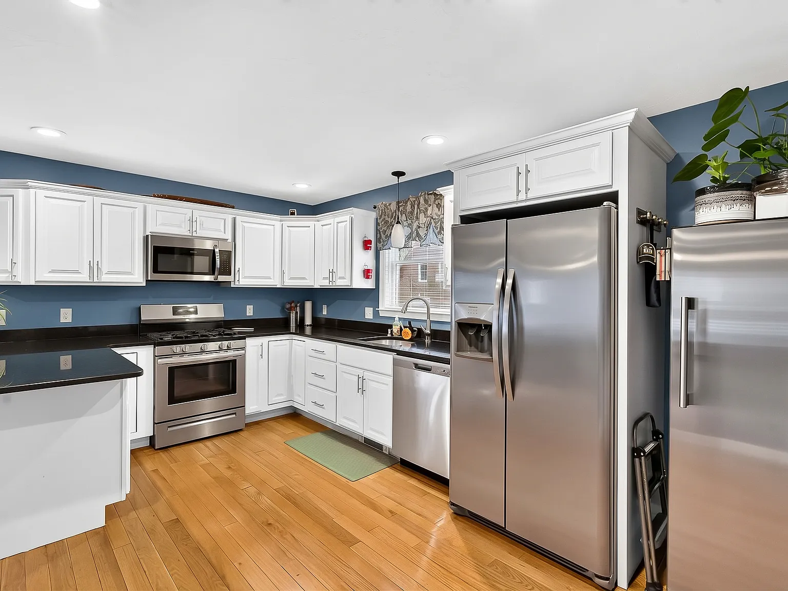 3 bed, 1.5 bath, 1500 sqft, $3,250 — Photo 3