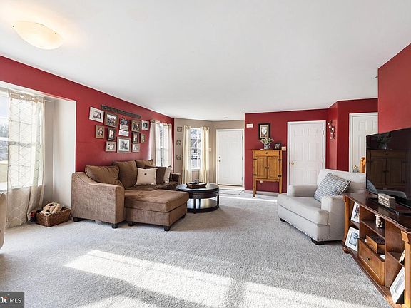 3rd image of 33 Danielle Ln