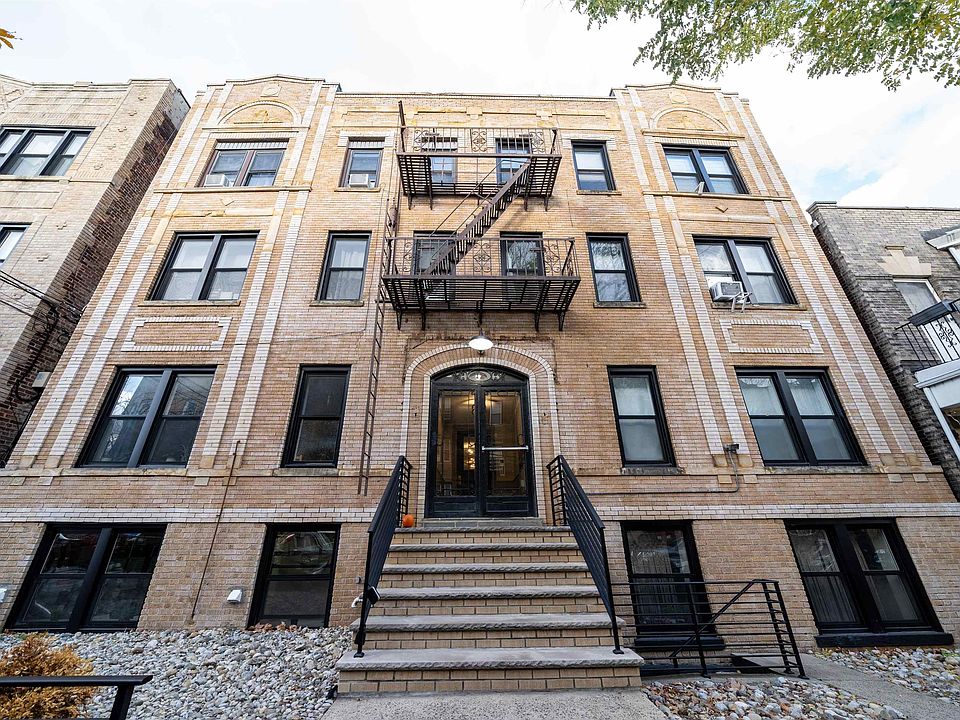 1st image of 12 Oak St APT 3