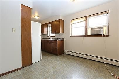 5th image of 453 Wyoming St E