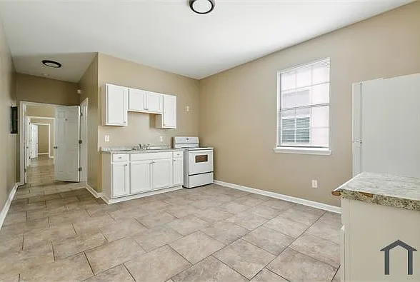 2213 Port St — Photo 3