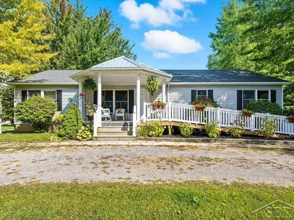 8879 Maple Rd, Bridgeport, MI 48722