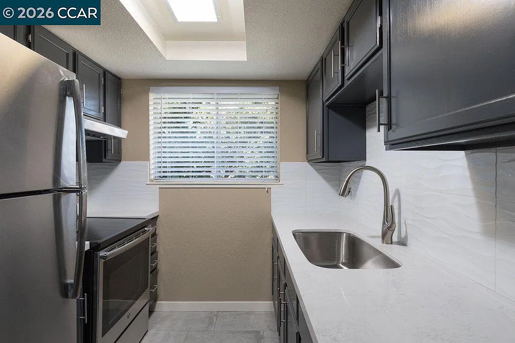 3 bed, 902 sqft, $2,800 — Photo 3