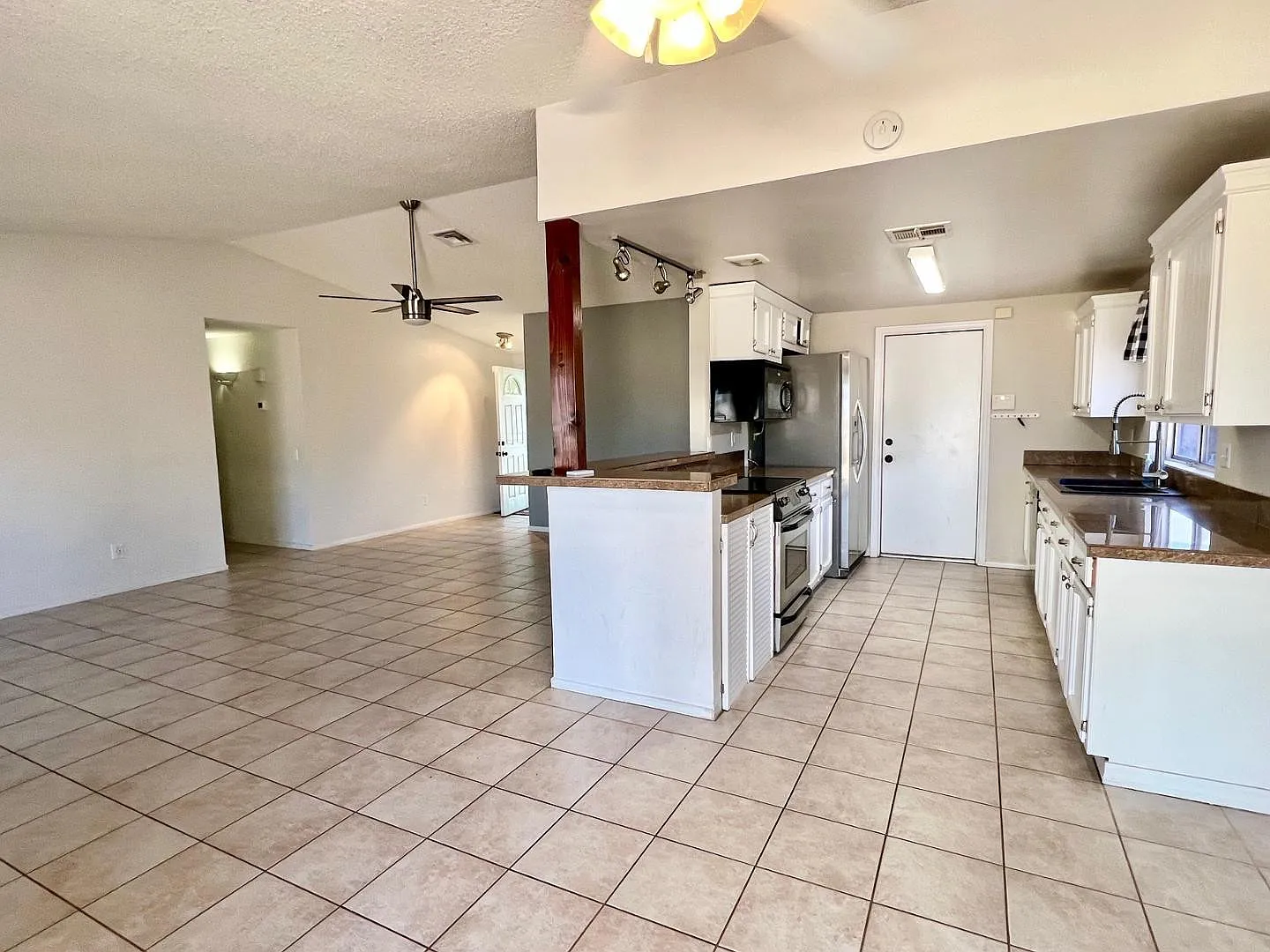 3 bed, 2.0 bath, 1249 sqft, $1,950 — Photo 4