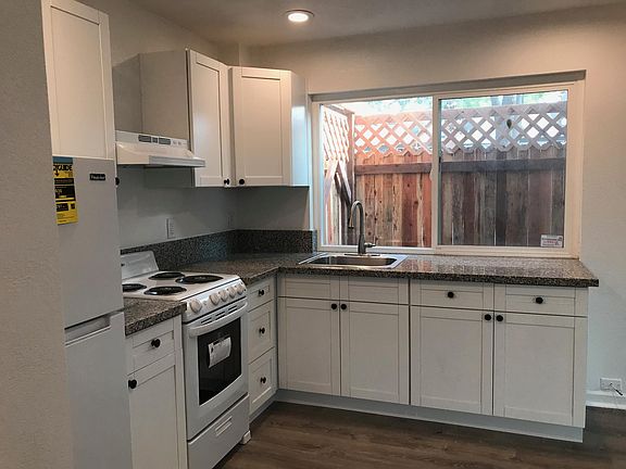 4th image of 5504 Loma Oak Ct #B