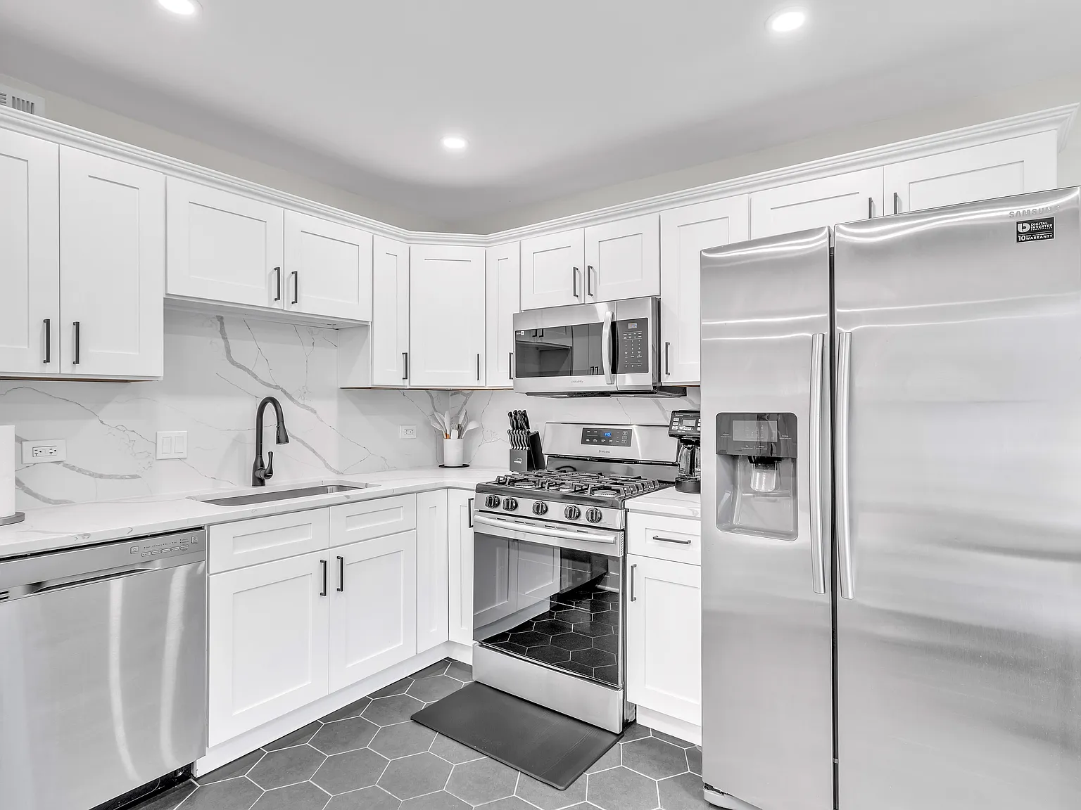 3 bed, 1456 sqft, $9,900 — Photo 1