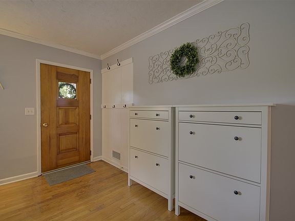 4th image of 670 Manor Dr