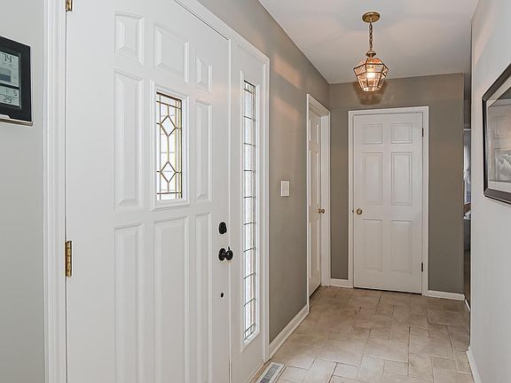 4th image of 470 Oxford Ln