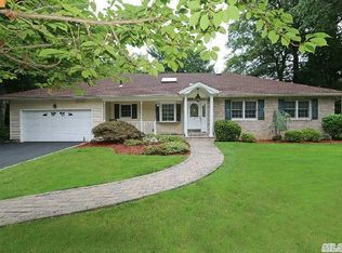 95 Fir Dr, Roslyn, NY 11576