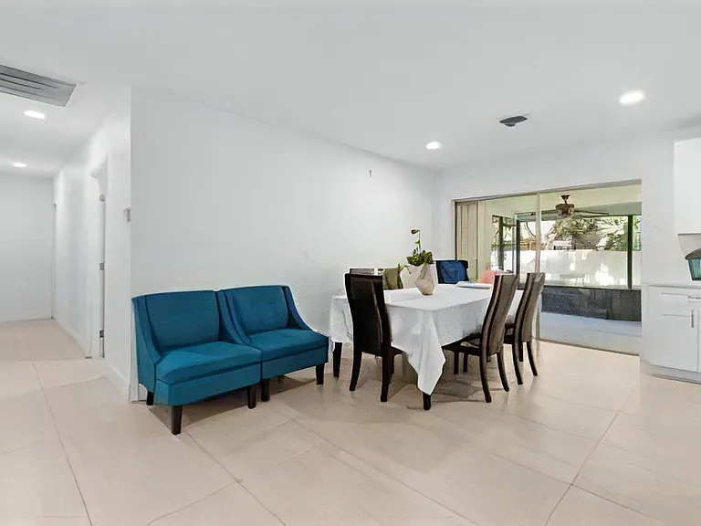 5911 SW 36th Ter — Photo 3