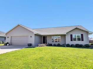 2685 Boxwood Cir, De Pere, WI 54115