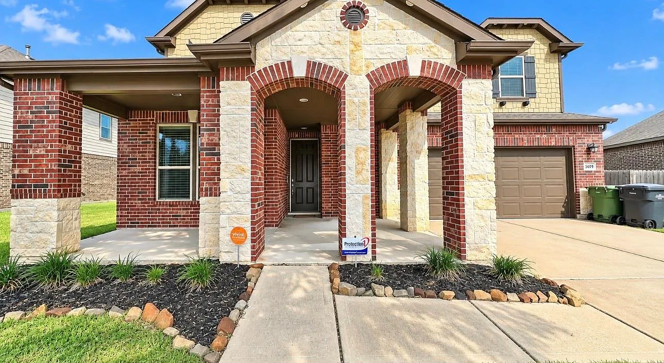 4 bed, 2.5 bath, 2933 sqft, $2,975 — Photo 3
