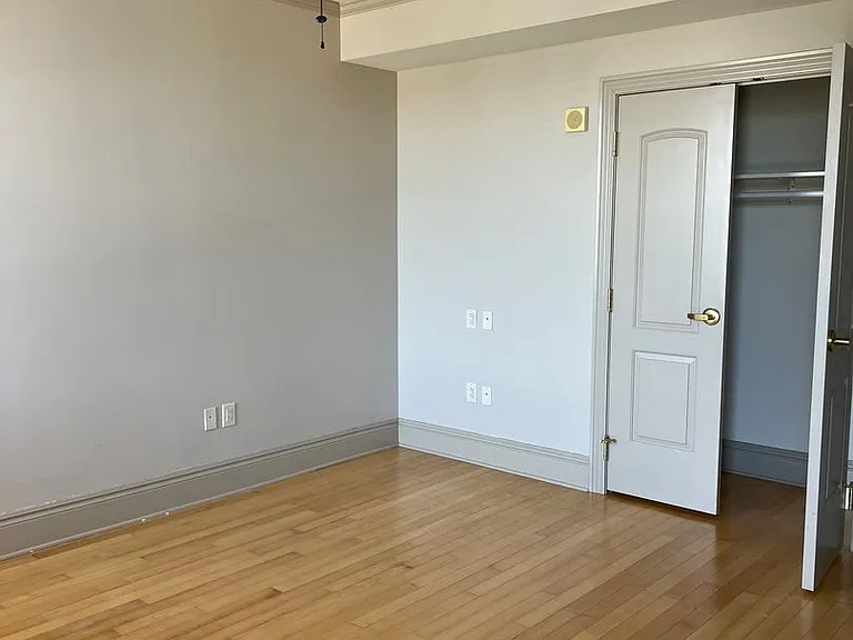 200 E 3rd St — Photo 23