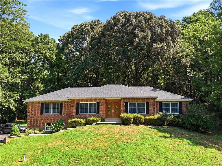 2641 Dogwood Ln — Photo 2
